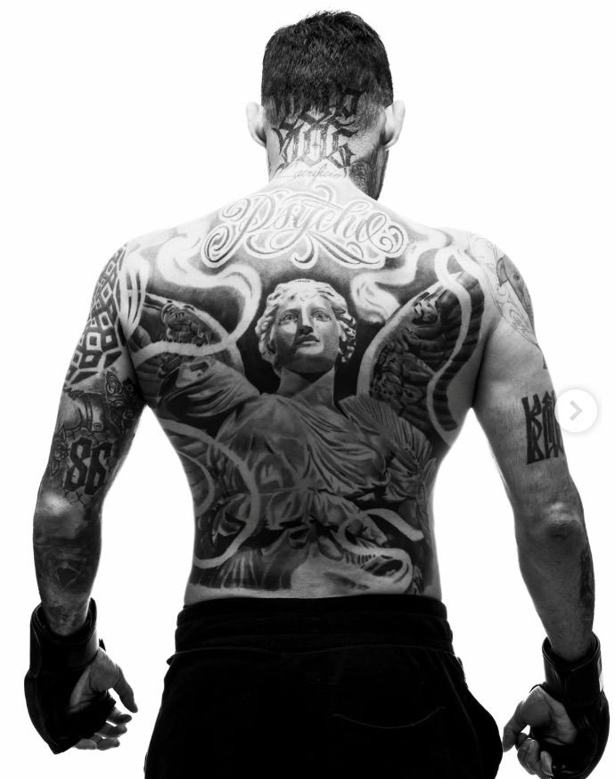 Espalda tatuada de Marco Beltrán